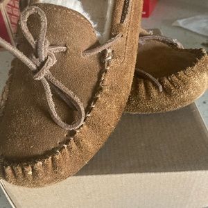 boys size 6 Ugg Dakota slipper EUC